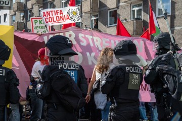 Rheinmetall Entwaffnen Kölner Parade gegen den Krieg. Zusammen gegen die Militarisierung der Gesellschaft | redpicture / R-mediabase | <a href=/confor2/?bld=95556&t=d&pst=95496&aid=81&dc=1645&i1=redpicture%20/%20R-mediabase><strong>Download Bild 95556...</strong></a> |