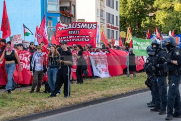 Rheinmetall Entwaffnen Kölner Parade gegen den Krieg. Zusammen gegen die Militarisierung der Gesellschaft | redpicture / R-mediabase | <a href=/confor2/?bld=95557&t=d&pst=95496&aid=81&dc=1645&i1=redpicture%20/%20R-mediabase><strong>Download Bild 95557...</strong></a> |