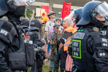 Rheinmetall Entwaffnen Kölner Parade gegen den Krieg. Zusammen gegen die Militarisierung der Gesellschaft | redpicture / R-mediabase | <a href=/confor2/?bld=95558&t=d&pst=95496&aid=81&dc=1645&i1=redpicture%20/%20R-mediabase><strong>Download Bild 95558...</strong></a> |