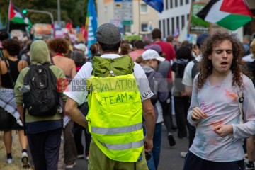 Rheinmetall Entwaffnen Kölner Parade gegen den Krieg. Zusammen gegen die Militarisierung der Gesellschaft | redpicture / R-mediabase | <a href=/confor2/?bld=95559&t=d&pst=95496&aid=81&dc=1645&i1=redpicture%20/%20R-mediabase><strong>Download Bild 95559...</strong></a> |