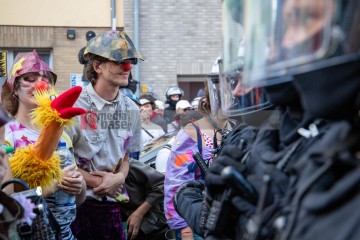 Rheinmetall Entwaffnen Kölner Parade gegen den Krieg. Zusammen gegen die Militarisierung der Gesellschaft | redpicture / R-mediabase | <a href=/confor2/?bld=95560&t=d&pst=95496&aid=81&dc=1645&i1=redpicture%20/%20R-mediabase><strong>Download Bild 95560...</strong></a> |