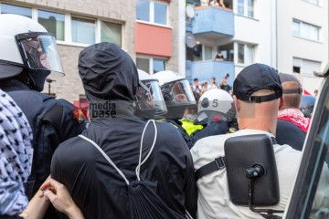 Rheinmetall Entwaffnen Kölner Parade gegen den Krieg. Zusammen gegen die Militarisierung der Gesellschaft | redpicture / R-mediabase | <a href=/confor2/?bld=95561&t=d&pst=95496&aid=81&dc=1645&i1=redpicture%20/%20R-mediabase><strong>Download Bild 95561...</strong></a> |