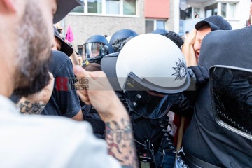 Rheinmetall Entwaffnen Kölner Parade gegen den Krieg. Zusammen gegen die Militarisierung der Gesellschaft | redpicture / R-mediabase | <a href=/confor2/?bld=95563&t=d&pst=95496&aid=81&dc=1645&i1=redpicture%20/%20R-mediabase><strong>Download Bild 95563...</strong></a> |