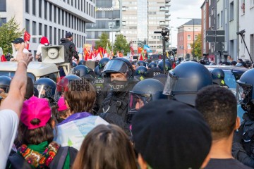 Rheinmetall Entwaffnen Kölner Parade gegen den Krieg. Zusammen gegen die Militarisierung der Gesellschaft | redpicture / R-mediabase | <a href=/confor2/?bld=95564&t=d&pst=95496&aid=81&dc=1645&i1=redpicture%20/%20R-mediabase><strong>Download Bild 95564...</strong></a> |