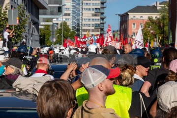 Rheinmetall Entwaffnen Kölner Parade gegen den Krieg. Zusammen gegen die Militarisierung der Gesellschaft | redpicture / R-mediabase | <a href=/confor2/?bld=95565&t=d&pst=95496&aid=81&dc=1645&i1=redpicture%20/%20R-mediabase><strong>Download Bild 95565...</strong></a> |