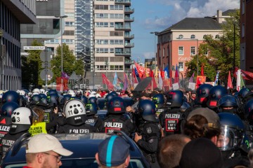 Rheinmetall Entwaffnen Kölner Parade gegen den Krieg. Zusammen gegen die Militarisierung der Gesellschaft | redpicture / R-mediabase | <a href=/confor2/?bld=95566&t=d&pst=95496&aid=81&dc=1645&i1=redpicture%20/%20R-mediabase><strong>Download Bild 95566...</strong></a> |