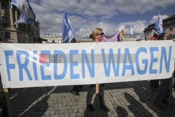 Friedensdemonstration in Berlin am 3.10.2025 | Rudi Denner/R-mediabase / R-mediabase | <a href=/confor2/?bld=96139&t=d&pst=96138&aid=86&dc=2317&i1=Rudi%20Denner/R-mediabase%20/%20R-mediabase><strong>Download Bild 96139...</strong></a>  |