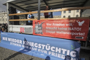 Friedensdemonstration in Berlin am 3.10.2025 | Rudi Denner/R-mediabase / R-mediabase | <a href=/confor2/?bld=96140&t=d&pst=96138&aid=86&dc=2317&i1=Rudi%20Denner/R-mediabase%20/%20R-mediabase><strong>Download Bild 96140...</strong></a>  |