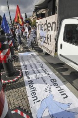 Friedensdemonstration in Berlin am 3.10.2025 | Rudi Denner/R-mediabase / R-mediabase | <a href=/confor2/?bld=96142&t=d&pst=96138&aid=86&dc=2317&i1=Rudi%20Denner/R-mediabase%20/%20R-mediabase><strong>Download Bild 96142...</strong></a>  |