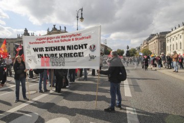 Friedensdemonstration in Berlin am 3.10.2025 | Rudi Denner/R-mediabase / R-mediabase | <a href=/confor2/?bld=96147&t=d&pst=96138&aid=86&dc=2317&i1=Rudi%20Denner/R-mediabase%20/%20R-mediabase><strong>Download Bild 96147...</strong></a>  |