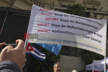Friedensdemonstration in Berlin am 3.10.2025 | Rudi Denner/R-mediabase / R-mediabase | <a href=/confor2/?bld=96150&t=d&pst=96138&aid=86&dc=2317&i1=Rudi%20Denner/R-mediabase%20/%20R-mediabase><strong>Download Bild 96150...</strong></a>  |