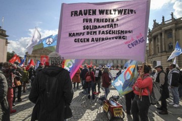 Friedensdemonstration in Berlin am 3.10.2025 | Rudi Denner/R-mediabase / R-mediabase | <a href=/confor2/?bld=96155&t=d&pst=96138&aid=86&dc=2317&i1=Rudi%20Denner/R-mediabase%20/%20R-mediabase><strong>Download Bild 96155...</strong></a>  |
