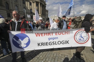 Friedensdemonstration in Berlin am 3.10.2025 | Rudi Denner/R-mediabase / R-mediabase | <a href=/confor2/?bld=96156&t=d&pst=96138&aid=86&dc=2317&i1=Rudi%20Denner/R-mediabase%20/%20R-mediabase><strong>Download Bild 96156...</strong></a>  |