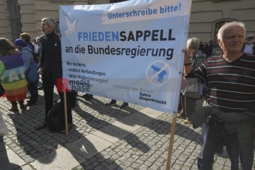 Friedensdemonstration in Berlin am 3.10.2025 | Rudi Denner/R-mediabase / R-mediabase | <a href=/confor2/?bld=96157&t=d&pst=96138&aid=86&dc=2317&i1=Rudi%20Denner/R-mediabase%20/%20R-mediabase><strong>Download Bild 96157...</strong></a>  |