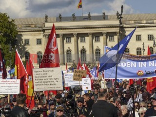 Friedensdemonstration in Berlin am 3.10.2025 | Rudi Denner/R-mediabase / R-mediabase | <a href=/confor2/?bld=96162&t=d&pst=96138&aid=86&dc=2317&i1=Rudi%20Denner/R-mediabase%20/%20R-mediabase><strong>Download Bild 96162...</strong></a>  |