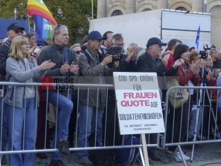 Friedensdemonstration in Berlin am 3.10.2025 | Rudi Denner/R-mediabase / R-mediabase | <a href=/confor2/?bld=96168&t=d&pst=96138&aid=86&dc=2318&i1=Rudi%20Denner/R-mediabase%20/%20R-mediabase><strong>Download Bild 96168...</strong></a>  |