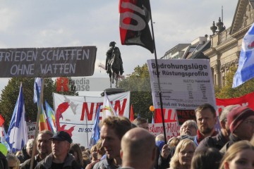Friedensdemonstration in Berlin am 3.10.2025 | Rudi Denner/R-mediabase / R-mediabase | <a href=/confor2/?bld=96169&t=d&pst=96138&aid=86&dc=2318&i1=Rudi%20Denner/R-mediabase%20/%20R-mediabase><strong>Download Bild 96169...</strong></a>  |
