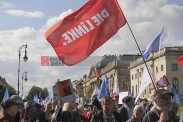 Friedensdemonstration in Berlin am 3.10.2025 | Rudi Denner/R-mediabase / R-mediabase | <a href=/confor2/?bld=96171&t=d&pst=96138&aid=86&dc=2318&i1=Rudi%20Denner/R-mediabase%20/%20R-mediabase><strong>Download Bild 96171...</strong></a>  |