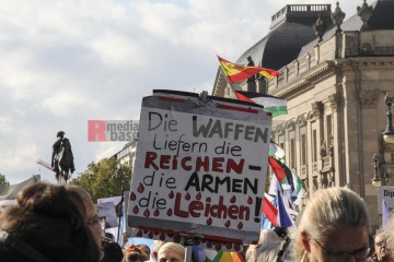 Friedensdemonstration in Berlin am 3.10.2025 | Rudi Denner/R-mediabase / R-mediabase | <a href=/confor2/?bld=96173&t=d&pst=96138&aid=86&dc=2318&i1=Rudi%20Denner/R-mediabase%20/%20R-mediabase><strong>Download Bild 96173...</strong></a>  |