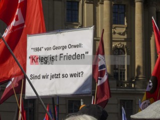 Friedensdemonstration in Berlin am 3.10.2025 | Rudi Denner/R-mediabase / R-mediabase | <a href=/confor2/?bld=96175&t=d&pst=96138&aid=86&dc=2318&i1=Rudi%20Denner/R-mediabase%20/%20R-mediabase><strong>Download Bild 96175...</strong></a>  |
