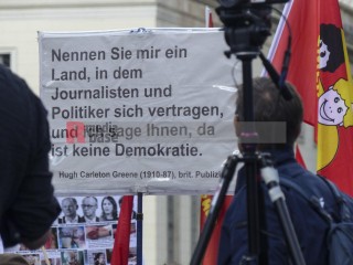 Friedensdemonstration in Berlin am 3.10.2025 | Rudi Denner/R-mediabase / R-mediabase | <a href=/confor2/?bld=96181&t=d&pst=96138&aid=86&dc=2318&i1=Rudi%20Denner/R-mediabase%20/%20R-mediabase><strong>Download Bild 96181...</strong></a>  |