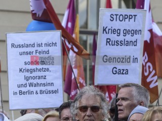 Friedensdemonstration in Berlin am 3.10.2025 | Rudi Denner/R-mediabase / R-mediabase | <a href=/confor2/?bld=96182&t=d&pst=96138&aid=86&dc=2318&i1=Rudi%20Denner/R-mediabase%20/%20R-mediabase><strong>Download Bild 96182...</strong></a>  |