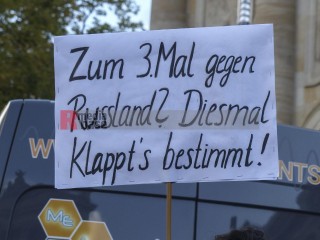 Friedensdemonstration in Berlin am 3.10.2025 | Rudi Denner/R-mediabase / R-mediabase | <a href=/confor2/?bld=96183&t=d&pst=96138&aid=86&dc=2318&i1=Rudi%20Denner/R-mediabase%20/%20R-mediabase><strong>Download Bild 96183...</strong></a>  |