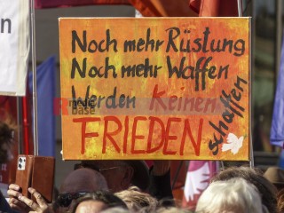 Friedensdemonstration in Berlin am 3.10.2025 | Rudi Denner/R-mediabase / R-mediabase | <a href=/confor2/?bld=96186&t=d&pst=96138&aid=86&dc=2318&i1=Rudi%20Denner/R-mediabase%20/%20R-mediabase><strong>Download Bild 96186...</strong></a>  |