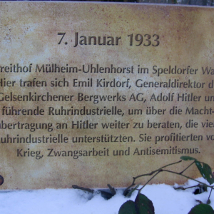 Aktion mit einer Mahn- und Gedenktafel zu Emil Kirdorf Verbrechen der deutschen Wirtschaft 1933-1945