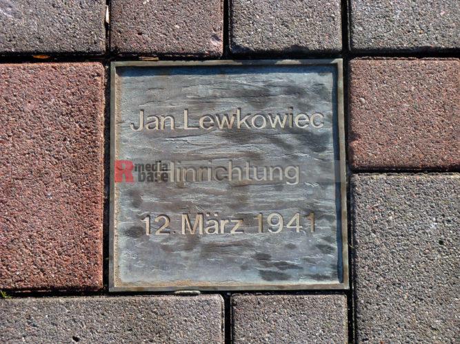 Die Hinrichtung von Jan Lewkowiec Sieverstedt, Jan Lewkowiec von der Gestapo öffentlich gehängt. # Mahn- und Gedenktafel. Stolpersteine.