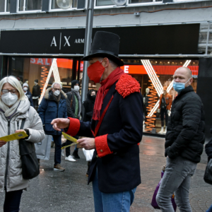 Impfpatente Kundgebung und Performance vor der Antoniterkirche Köln für die Freigabe von Impfpatenten.