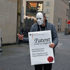 Impfpatente Kundgebung und Performance vor der Antoniterkirche Köln für die Freigabe von Impfpatenten.