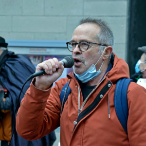 Impfpatente Kundgebung und Performance vor der Antoniterkirche Köln für die Freigabe von Impfpatenten.