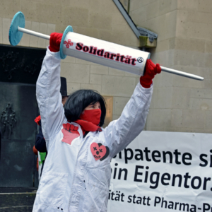 Impfpatente Kundgebung und Performance vor der Antoniterkirche Köln für die Freigabe von Impfpatenten.