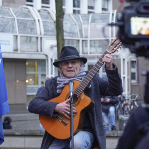 Friedenskundgebung gegen die aktuellen Kriegsaktionen  Rußlands peter strum - schauspieler und musiker aus dortmund