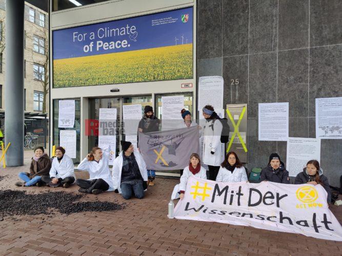 Scientists Rebellion protestieren vor dem Wirtschaftsministerium in NRW