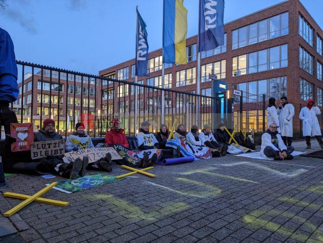 Klimaaktivisti ketten sich an Werkstor von RWE in Essen