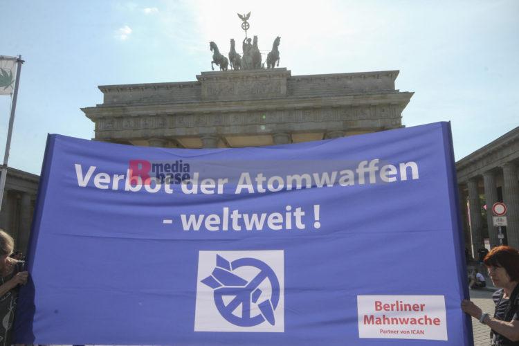 Regelmäßige Mahnwache zum Atomwaffenverbotsvertrag in Berlin