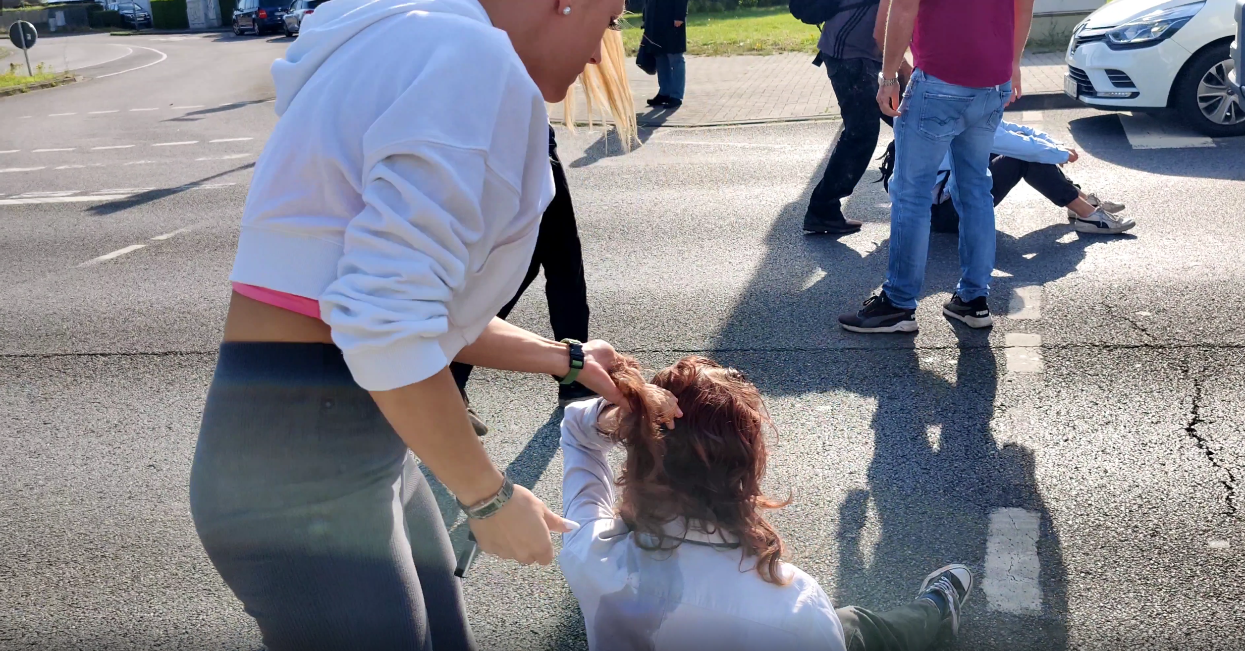 Video: Blonde Frau zieht Aktivistin an den Haaren