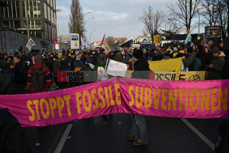 Bunter Protest in Berlin gegen fossile Subventionen