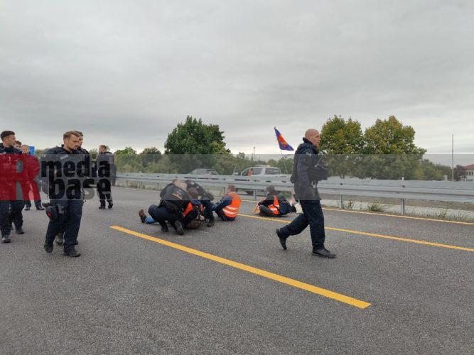 Fotos bei der Autobahnblockade bei Kassel durch die Letzte Generation gegen den Klimawandel